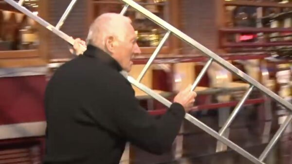 De Amsterdamse glazenwasser Hannes redt een toerist uit de gracht