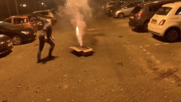 Voor Rambo is het vuurwerk niet spectaculair genoeg en dus gooit hij een complete cake omver