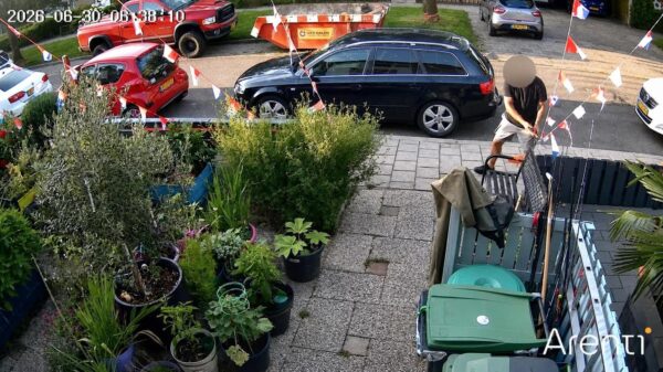 Slechte verliezer vernielt complete 'Oranjestraat' in Zevenaar met heggenschaar