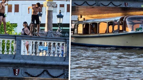Grapjas duwt jongen in Amsterdam van brug die boven op rondvaartboot klapt