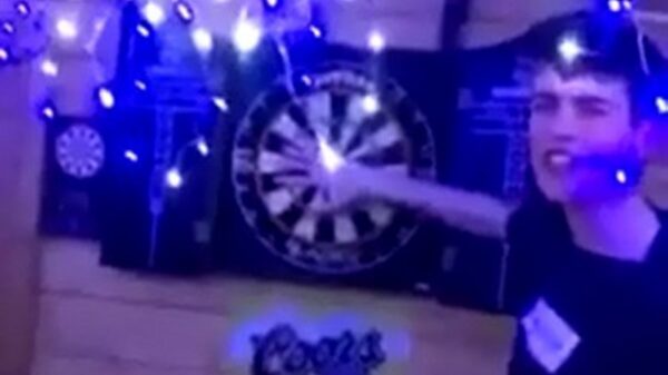 Een dartpijl dwars door je vinger blijkt behoorlijk pijnlijk te zijn