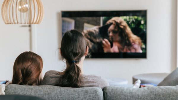 Waarom kijken we nog steeds liever tv, ondanks alle handige gadgets om ons heen?