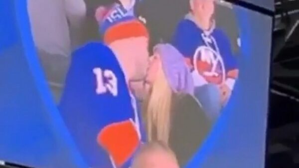 Gast komt met zijn vrouw op de "kiss cam" en weet haar heerlijk te trollen