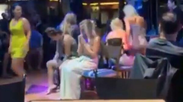 Sommigen zijn iets té enthousiast tijdens een gezellige stoelendans