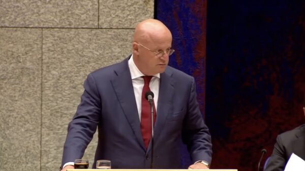 Ferdinand Grapperhaus heeft tijdens trouwfeestje nogal moeite met zijn eigen anderhalvemetermaatregel