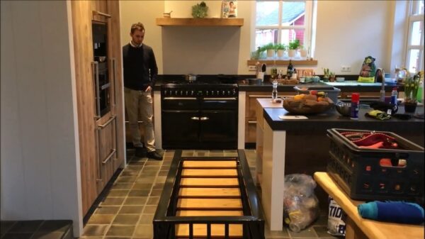 Met deze beweegbare keldertrap kun je je afzonderen in stijl