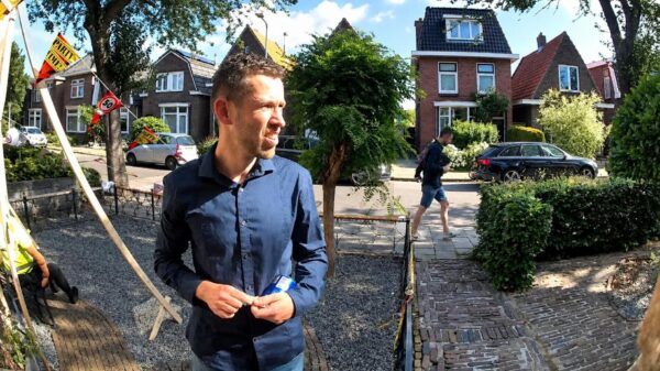 Brutale actie: Tokkie belt aan en jat laptop bij 'Abraham' uit de voortuin