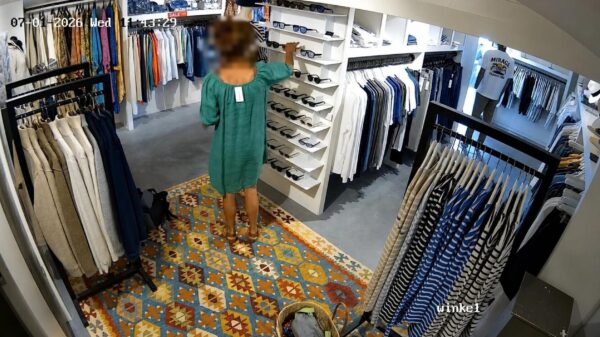 Vrouw laat op magische wijze een zonnebril in haar slipje verdwijnen