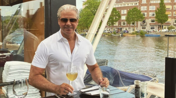 KLM roept Dries Roelvink uit tot best geklede passagier: 'Word er verlegen van'