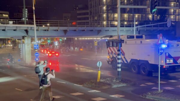 Resultaat overwinning Marokko op Canada: tientallen arrestaties, noodbevel, bus in brand en waterkanon ingezet
