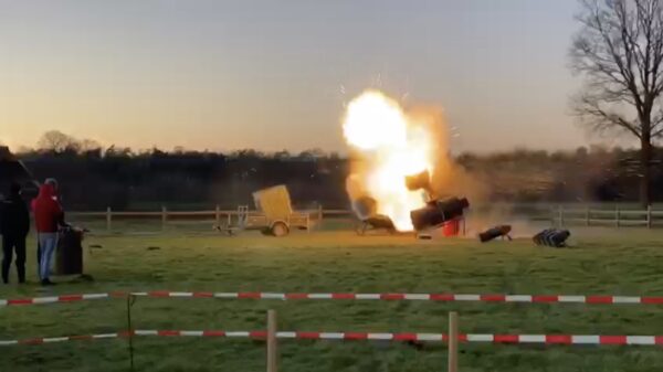 Ontzettend dikke tank overleeft dit rondje carbidschieten niet