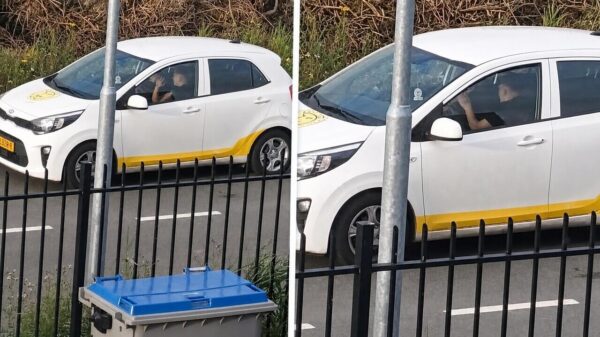Bizar: Stuk vreten mishandelt vrouw terwijl ze samen in de auto zitten