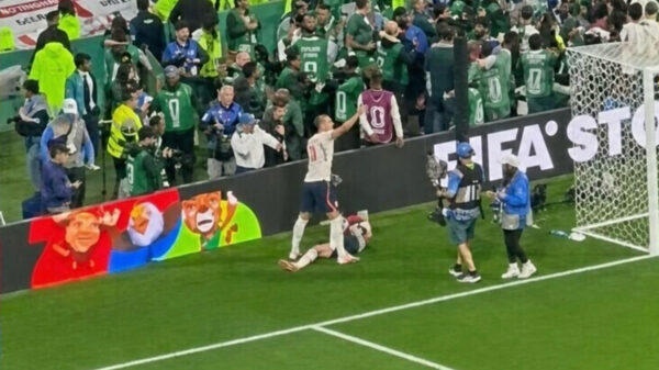 Faalhaas Henderson krijgt geel én bizarre blessure zonder überhaupt te spelen