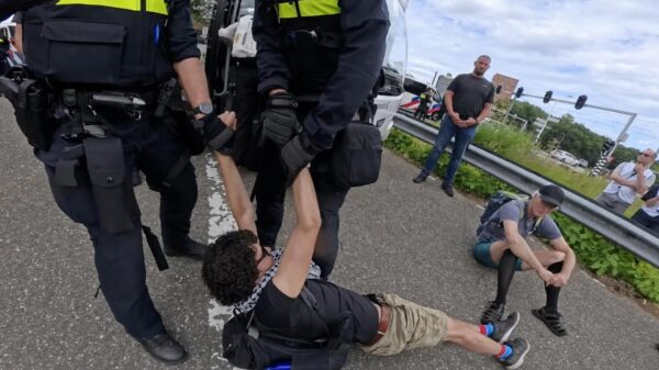Dutch Travel Maniac filmt confrontatie met Extinction Rebellion bij 50e A12-blokkade