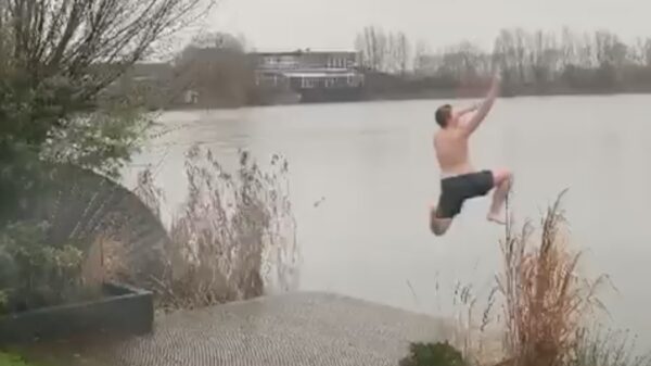 Deze Nieuwjaarsduik verliep niet helemaal vlekkeloos