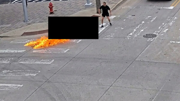 Bizarre beelden: Man opgepakt na gooien van molotovcocktail naar rolstoelgebruiker