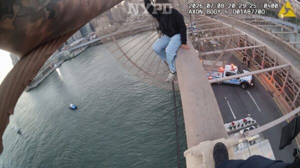 NYPD deelt beelden van reddingsactie op Brooklyn Bridge na urenlange onderhandeling