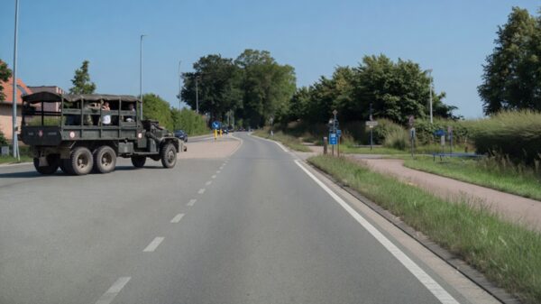 Foutje, bedankt! Auto boort zich in zijkant van historische legertruck