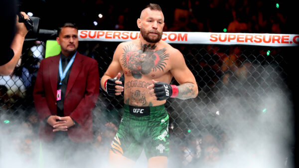 McGregor blesseert zichzelf zwaar bij éérste trap, Holloway pakt de winst