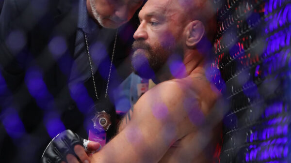 McGregor blesseert zichzelf zwaar bij éérste trap, Holloway pakt de winst
