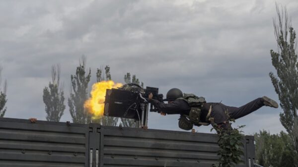 Russische schutter maakt achterwaartse salto door brute terugslag van minigun