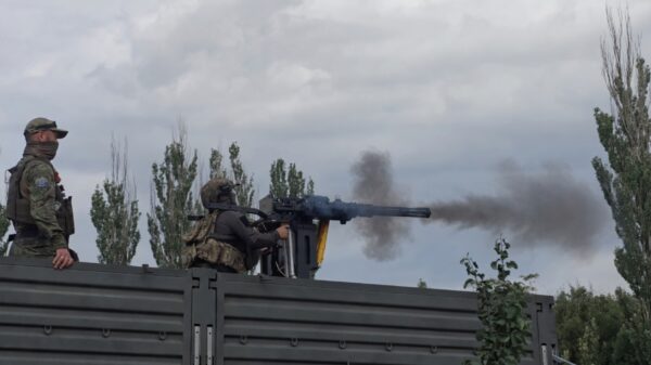 Russische schutter maakt achterwaartse salto door brute terugslag van minigun