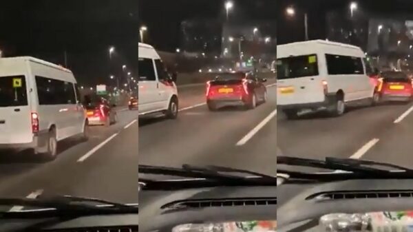 Langzaam rijdende automobilist wordt netjes aan de kant gebeukt met een pit manoeuvre