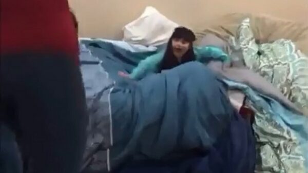 Je broertje laten vliegen is altijd grappig