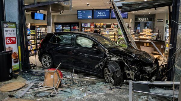 Automobilist parkeert auto ín tankstation langs A50 en laat ravage achter