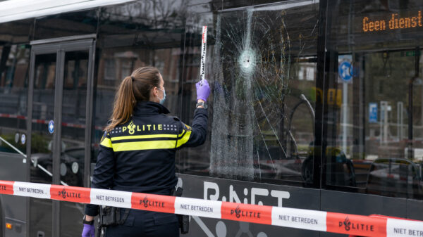 Kogel vliegt door ruit van rijdende stadsbus bij schietpartij in Rotterdam