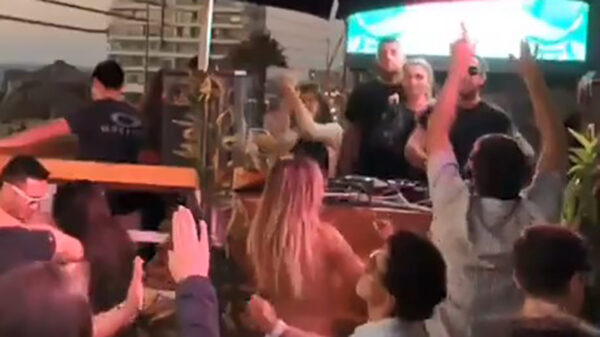 Topless chickie houdt van de plaatjesdraaier