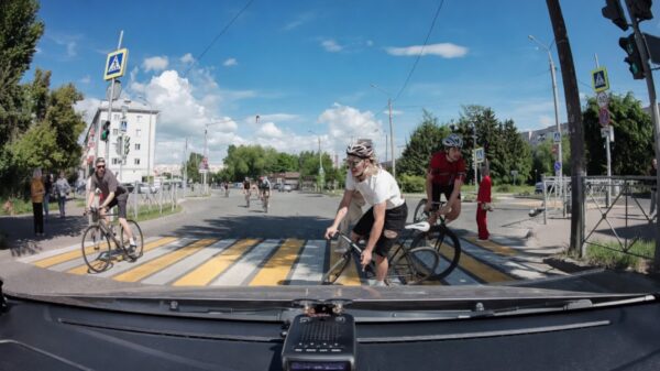 Dashcam legt vast hoe twee wielrenners elkaar vakkundig uitschakelen