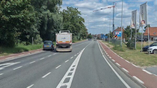 Opgefokte trucker duwt 'gevaarlijke automobilist' de berm in bij Dendermonde