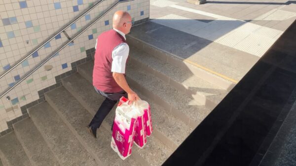 Duitse conducteur maakt pitstop om toiletpapier te scoren in supermarkt