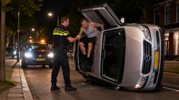 Dronken bestuurder ramt voertuigen, crasht en klimt over eigen auto naar buiten