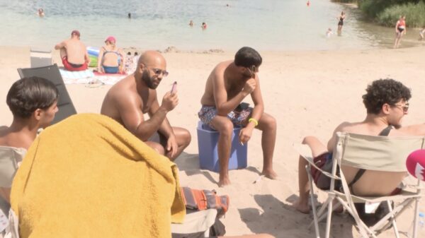 PowNews-cameraman door Marokkaanse Belgen gemept op strand Galderse Meren
