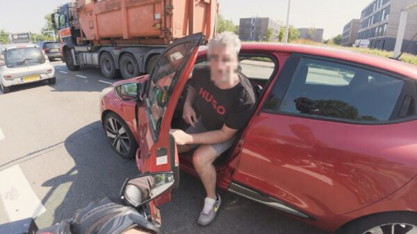 Clio-bestuurder flipt en belaagt motorrijder na eigen idiote inhaalactie