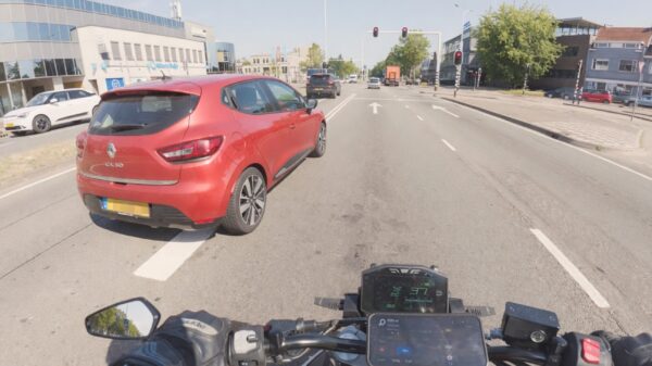 Clio-bestuurder flipt en belaagt motorrijder na eigen idiote inhaalactie