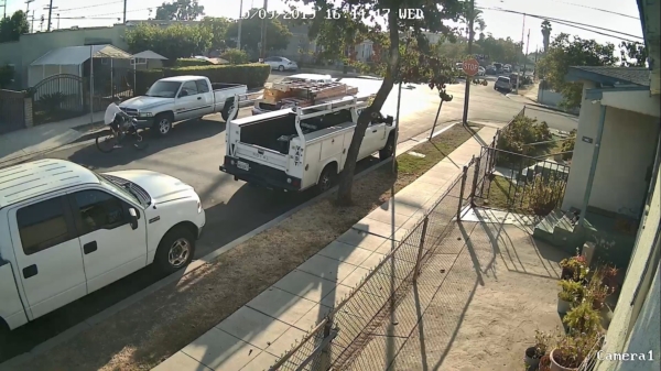 Fietser gaat yolo en wordt voor zijn sodemieter gereden door pickup-truck