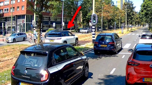 Haagse verkeershufter maakt inhaalactie van de week via de trambaan