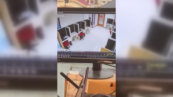 Op hol geslagen robot trapt iedereen de moeder