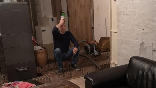 Altijd een slecht plan: Flesjes van je hoofd schieten na iets te veel drankjes