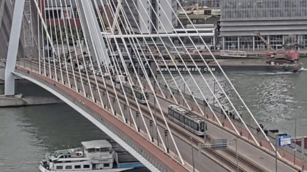 Video: Twee trams botsen op Erasmusbrug in Rotterdam, 18 mensen gewond