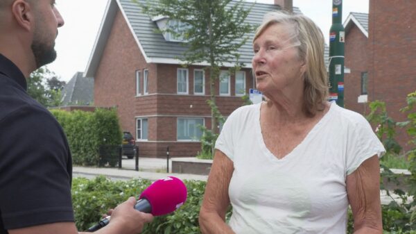 AZC-aanhangster krijgt felle kritiek na opmerking over huidskleur verslaggever