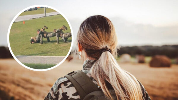Oh la la: Militaire oefening gaat viraal dankzij opvallende actie van blondine