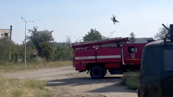 Brandweerwagen in oorlogsgebied krijgt ongewenst bezoek van een FPV-drone