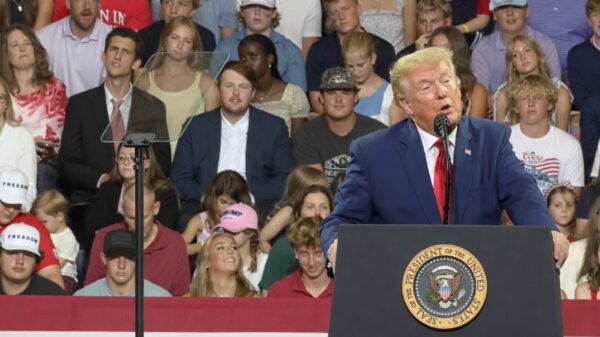 Grapjas achter Donald Trump steelt de show met een sprekende imitatie!