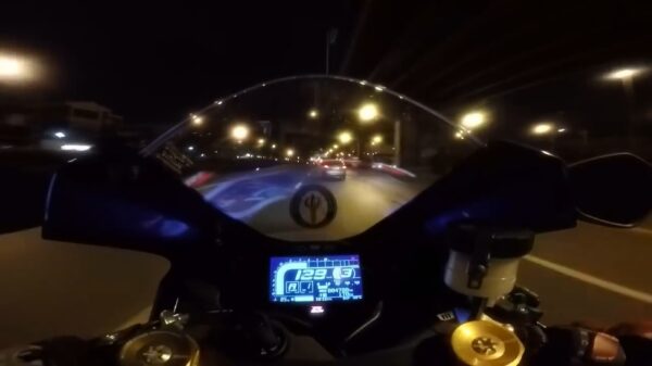 Wannabe Ghost Rider jankt met hoge snelheid door het verkeer