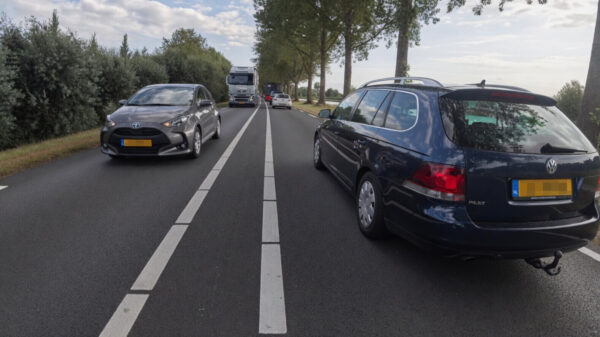 Motorrijder bedenkt simpelweg z'n eigen rijstrook en blaast langs de file