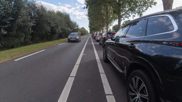 Motorrijder bedenkt simpelweg z'n eigen rijstrook en blaast langs de file